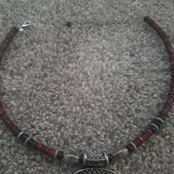 NECKLACE BEADED WITH BACK CLASP - RED STONE WITH NICKEL & BLACK COLORED ACCENTS - Picture 3 of 3